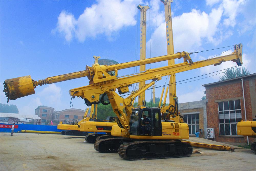What are the performance characteristics of rotary drilling rig in the market? It is believed that everyone is familiar with the rotary drilling rig. It is also known as pile driver. It is a construction machine for taking soil and forming holes. It is widely used and trusted in foundation engineering, highway construction, railway construction, farmland water conservancy, municipal engineering, garden construction, brick factory, sand field, industrial and civil buildings. The reason why rotary drilling rig can be used in many fields is inseparable from its own performance characteristics. When choosing a pile driver, you can first understand the use characteristics of the product in the whole market. After understanding the value of the product, you can choose a better rotary drilling rig to ensure that it can play a better role.